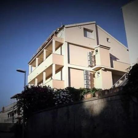 Holidays 1 * Split